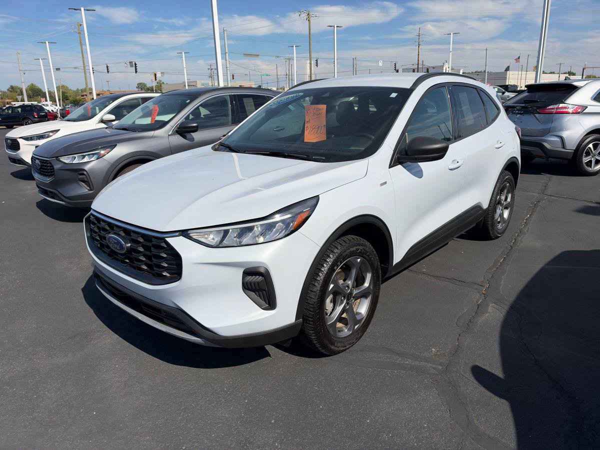 Used 2025 Ford Escape ST-Line w/ Tech Pack #1 AWD/4WD image 1