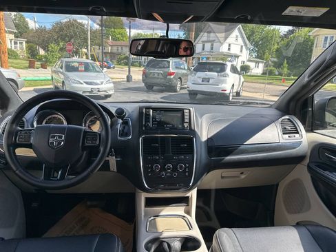 Used 2017 Dodge Grand Caravan SXT FWD image 16