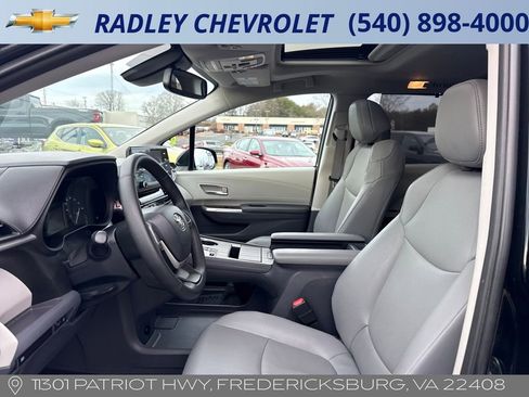 Used 2023 Toyota Sienna XLE image 20