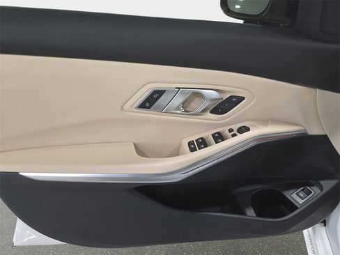 Certified 2022 BMW 330i Sedan w/ M Sport Package image 23