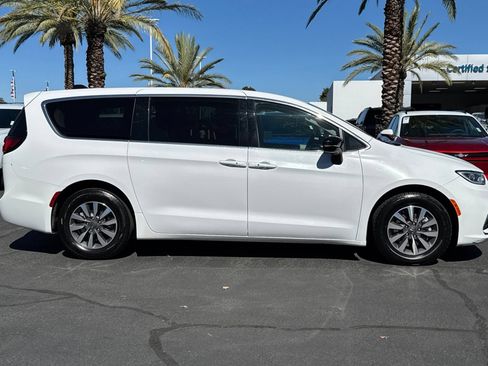 Used 2024 Chrysler Pacifica Limited FWD image 2