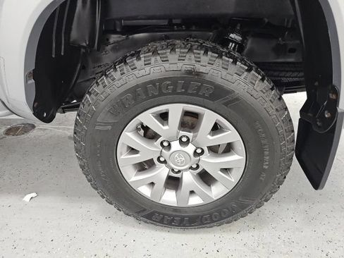 Used 2019 Toyota Tacoma SR5 AWD/4WD image 10