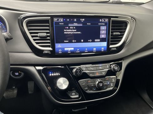 Used 2025 Chrysler Pacifica Select image 16