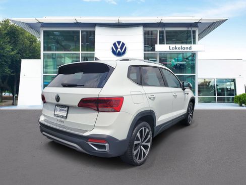 Used 2023 Volkswagen Taos SE w/ Panoramic Sunroof Package FWD image 3