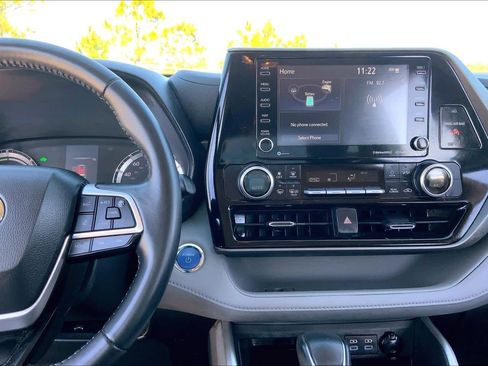 Used 2022 Toyota Highlander LE image 7