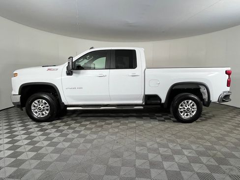 Used 2024 Chevrolet Silverado 2500 LT w/ Convenience Package image 9