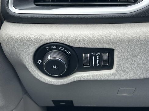 Used 2023 Chrysler Pacifica Touring-L image 32