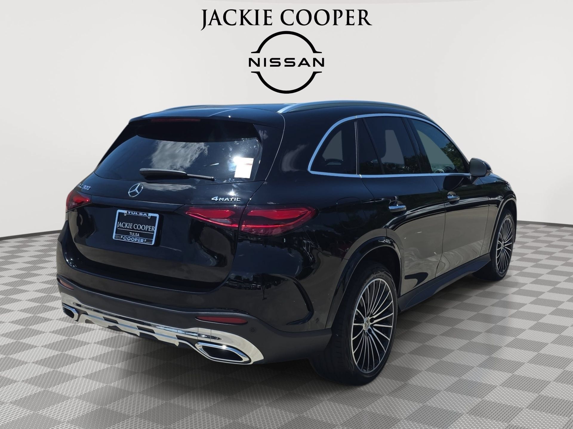 Used 2025 Mercedes-Benz GLC 300 4MATIC image 5