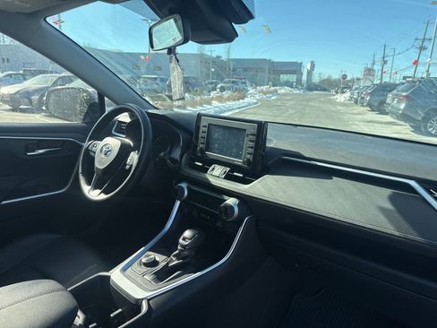 Used 2022 Toyota RAV4 XLE Premium image 14