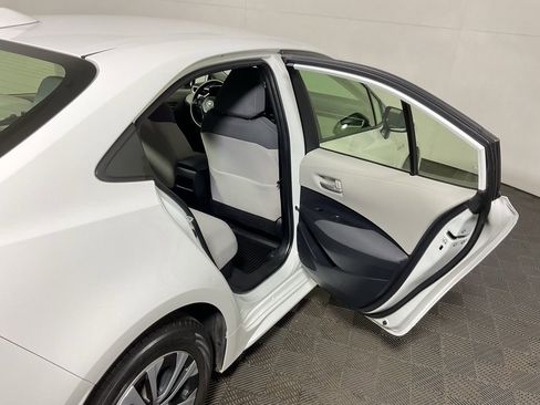 Used 2021 Toyota Corolla LE image 31