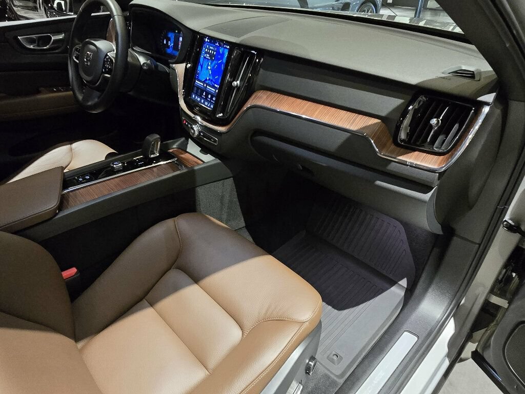 Used 2024 Volvo XC60 T8 Plus w/ Climate Package AWD/4WD image 31