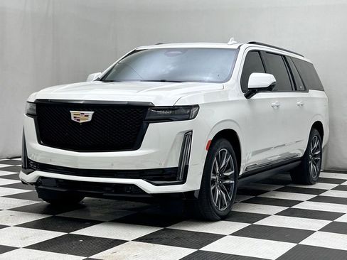 Used 2022 Cadillac Escalade ESV Sport Platinum w/ Heavy-Duty Trailer Package AWD/4WD image 4