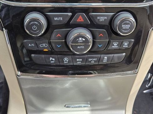 Used 2022 Jeep Grand Cherokee Laredo E w/ Security & Convenience Group image 27