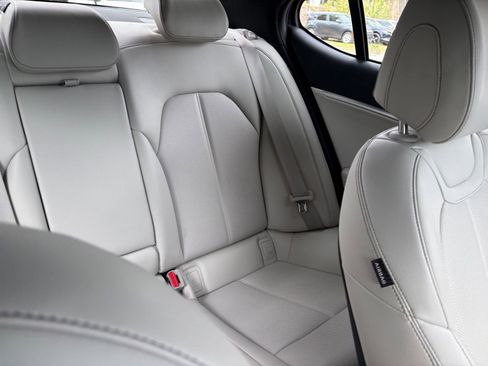 Used 2025 Genesis G70 2.5T image 37