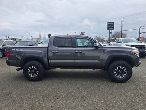 Used 2017 Toyota Tacoma TRD Off-Road w/ Tow Package image 2