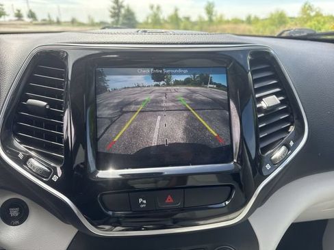 Used 2019 Jeep Cherokee Limited w/ Luxury Group FWD image 16