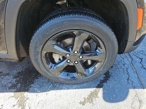 Used 2023 Jeep Grand Cherokee Limited w/ Black Appearance Package image 10