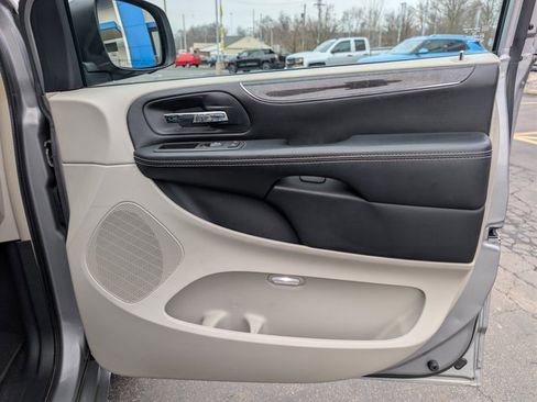 Used 2015 Chrysler Town & Country Touring w/ Driver Convenience Group image 13