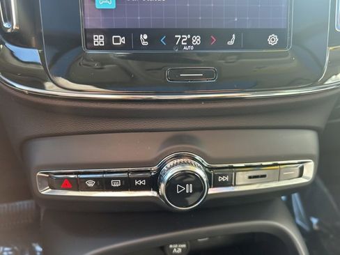 Certified 2025 Volvo XC40 B5 Core image 24