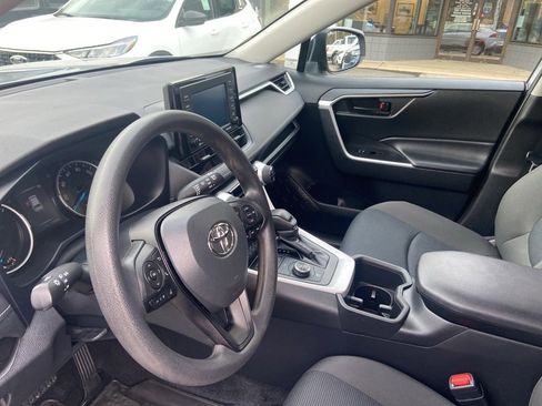 Used 2022 Toyota RAV4 LE image 9