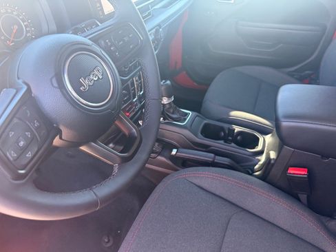 Used 2025 Jeep Wrangler Unlimited Rubicon image 25