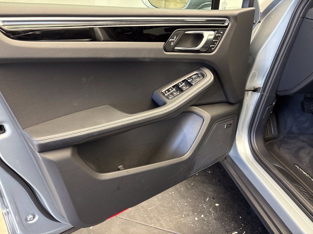 Certified 2026 Porsche Macan AWD/4WD image 16