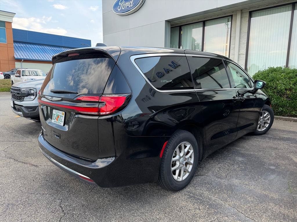 Used 2025 Chrysler Pacifica Select FWD image 5
