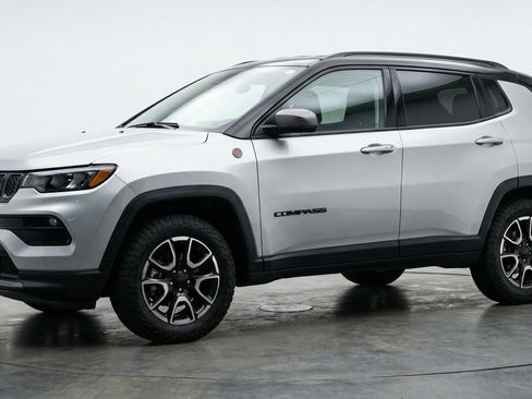 Used 2025 Jeep Compass Trailhawk image 3