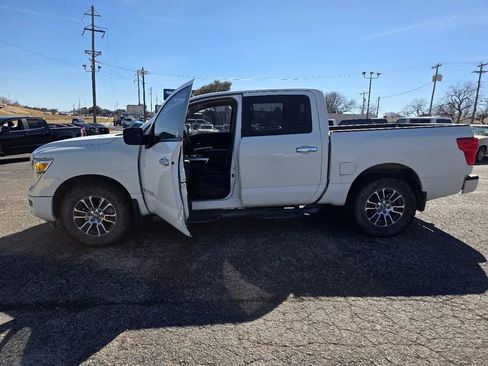 Used 2021 Nissan Titan SV w/ SV Convenience Package image 9
