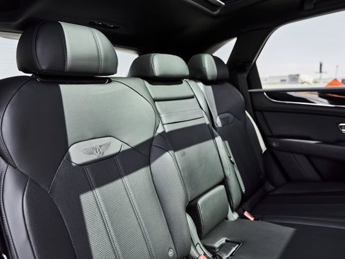 Used 2022 Bentley Bentayga AWD/4WD image 41