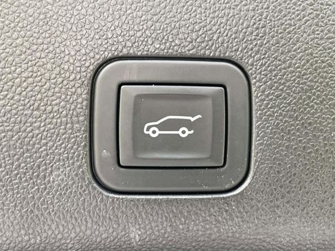 Used 2025 Chevrolet Tahoe Z71 AWD/4WD image 19