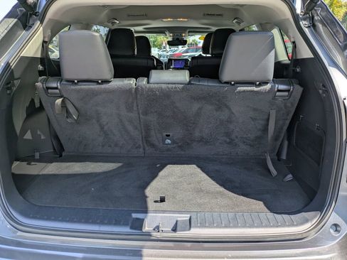 Used 2024 Toyota Highlander XLE FWD image 13