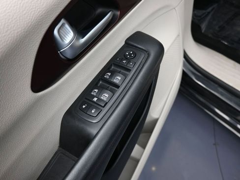 Used 2019 Chrysler Pacifica Limited image 14