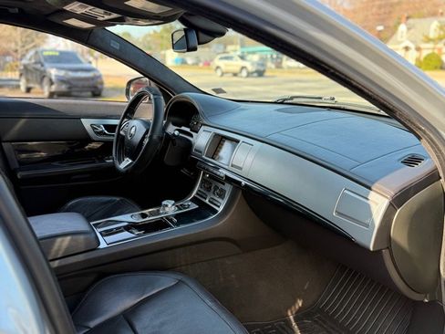 Used 2015 Jaguar XF Sport image 9