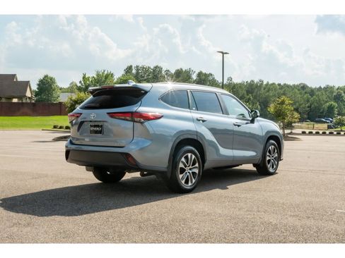 Used 2023 Toyota Highlander XLE AWD/4WD image 5