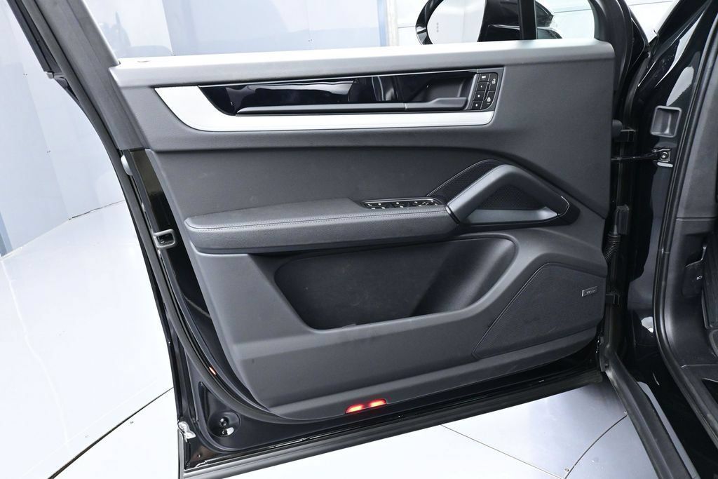 Certified 2025 Porsche Cayenne E-Hybrid Coupe AWD/4WD image 15