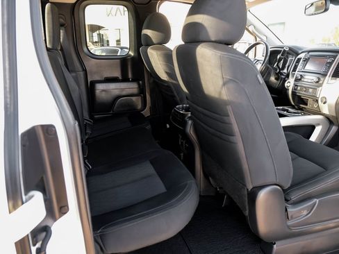 Used 2017 Nissan Titan SV image 33