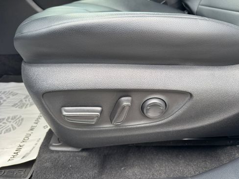 Used 2023 Toyota Highlander XLE AWD/4WD image 18