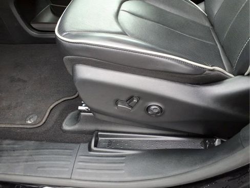 Used 2025 Chrysler Pacifica Limited FWD image 21