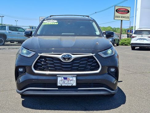 Used 2021 Toyota Highlander XLE AWD/4WD image 2