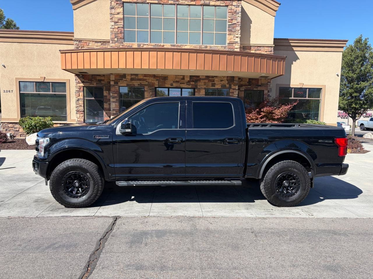 Used 2018 Ford F150 Lariat w/ Equipment Group 502A Luxury AWD/4WD image 2