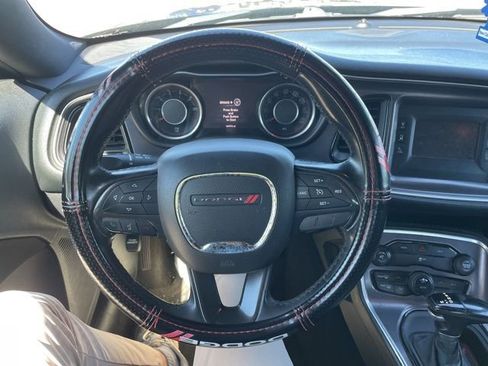 Used 2015 Dodge Challenger SXT image 9