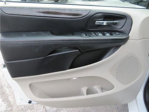 Used 2018 Dodge Grand Caravan SE w/ UConnect Hands-Free Group image 12