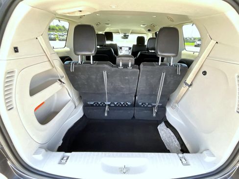 Used 2022 Chrysler Pacifica Touring-L FWD image 22