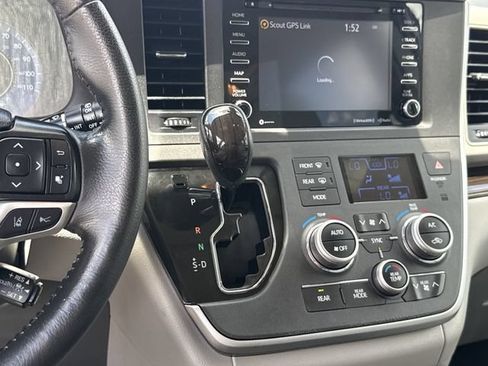 Used 2020 Toyota Sienna XLE FWD image 32