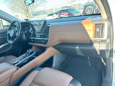 Used 2023 Nissan Pathfinder Platinum image 16