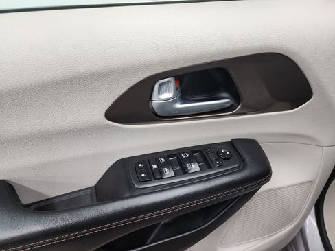 Used 2018 Chrysler Pacifica Touring Plus FWD image 10