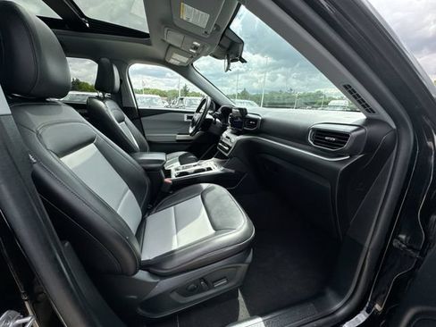 Used 2022 Ford Explorer XLT w/ Equipment Group 202A AWD/4WD image 30