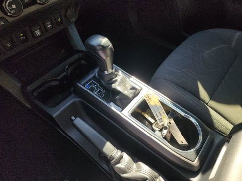 Used 2019 Toyota Tacoma TRD Off-Road w/ Technology Package image 30