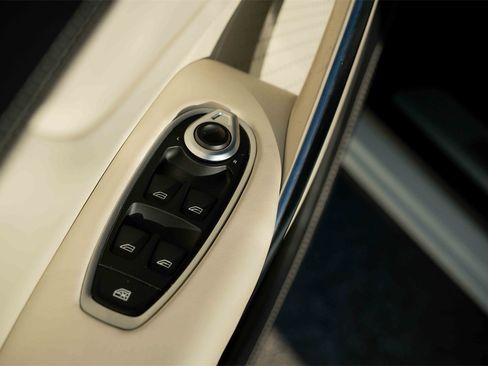 Used 2022 Aston Martin DBX image 28